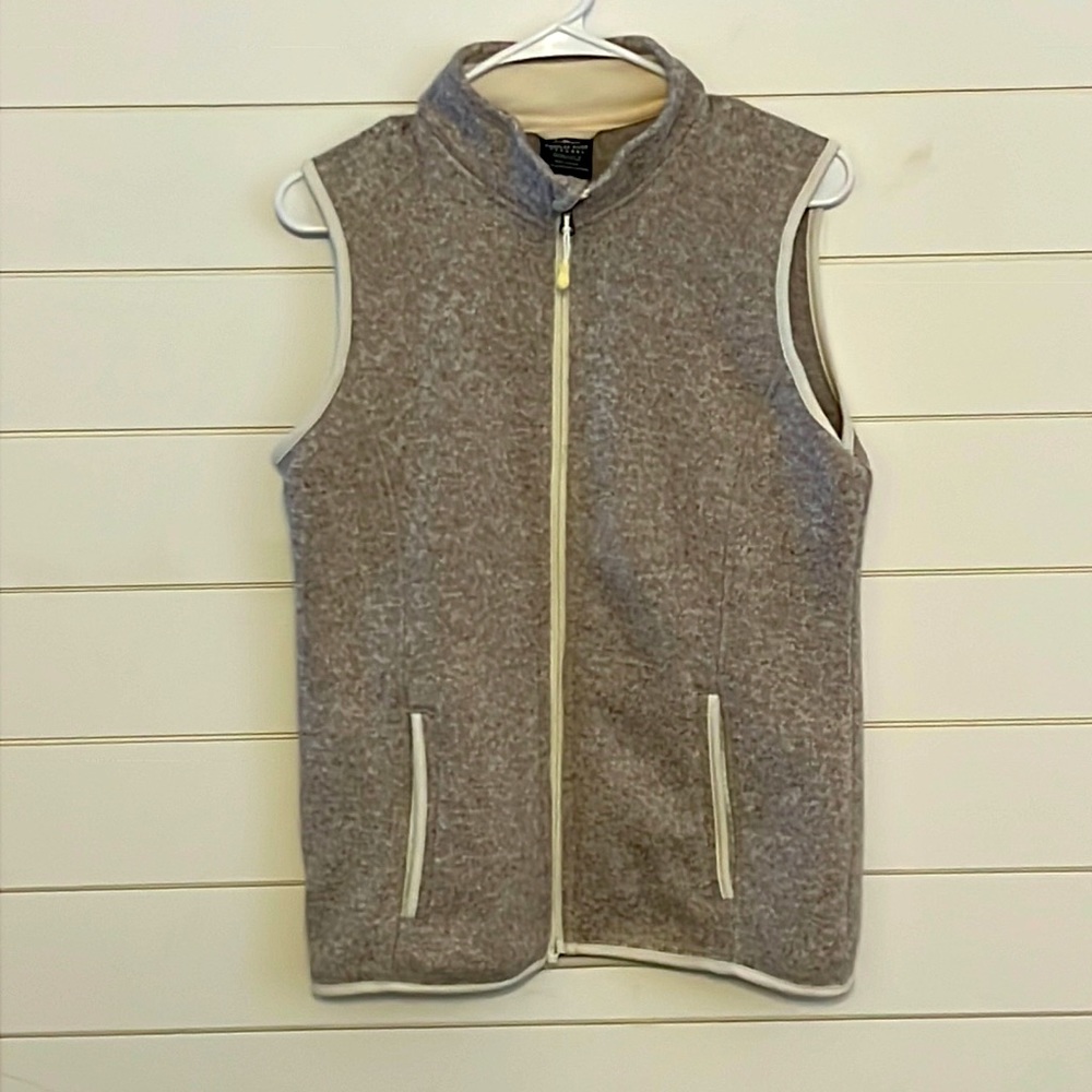 Sleeveless jacket